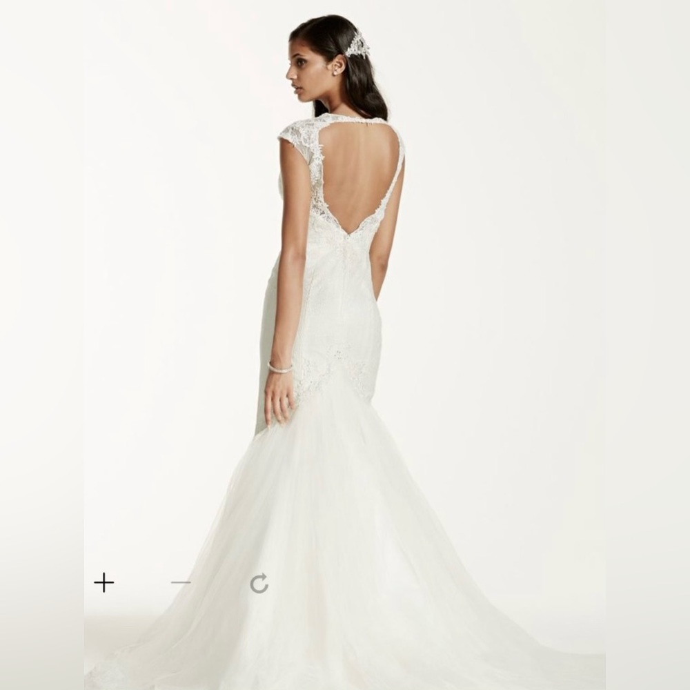 BRAND NEW* David’s Bridal Galina Signature Cap Sleeve Lace Trumpet Wedding Gown